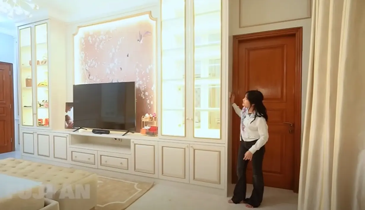 6 Potret Kamar Fuji di Rumah Baru, Mewah Bak Hotel (Sumber: YouTube/Fuji An)