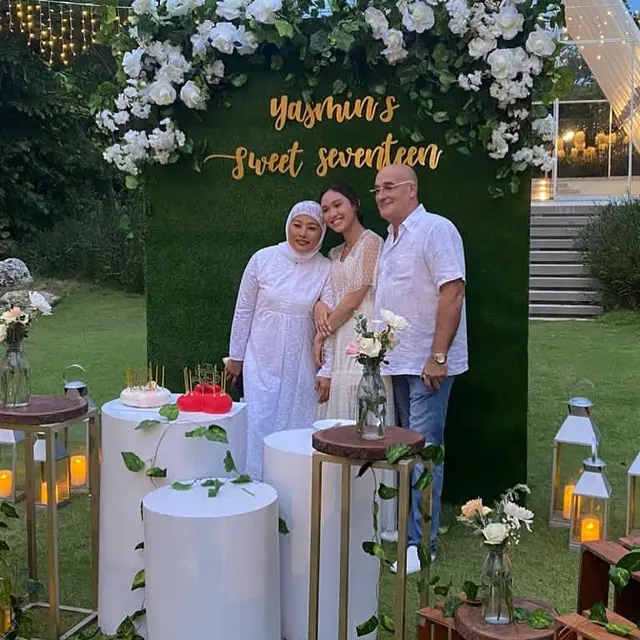 Jarang Tersorot, Ini 6 Potret Kebersamaan Yasmin Napper Bareng Ayah dan Ibunda