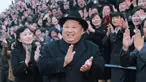 Pemimpin Korea Utara Kim Jong-Un tersenyum sambil bertepuk tangan saat mengunjungi Universitas Guru Pyongyang yang baru direnovasi di Pyongyang (17/1). (KCNA VIA KNS/AFP)