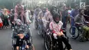 Penyandang disabilitas berkursi roda menggunakan kostum zombie saat melakukan aksi teatrikal dalam Festival Bebas Batas 2018 di CFD Jakarta, Minggu (14/10). (Merdeka.com/Iqbal Nugroho)