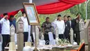 Juwono Sudarsono merupakan tokoh akademisi dan birokrat yang dikenal sebagai menteri sipil pertama yang menjabat di Departemen Pertahanan pada era reformasi. Tampak dalam foto, suasana prosesi pemakaman mantan Menteri Pertahanan, Juwono Sudarsono, di Taman Makam Pahlawan Nasional (TMPN), Kalibata, Jakarta, Minggu (29/3/2026). (merdeka.com/Arie Basuki)