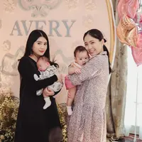 Kakak beradik Jessica dan Valencia Tanoesoedibjo sama-sama baru merasakan pengalaman pertama menjadi seorang ibu. Gaya manis keduanya saat menggendong sang buah hati menjadi sorotan. [Foto: Instagram/jessicatanoe]