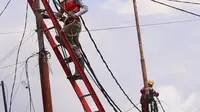 Petugas melakukan pemeliharaan kabel listrik di Jakarta, Sabtu (26/12/2020). PT PLN (Persero) menjamin ketersediaan pasokan listrik sepanjang Natal dan Tahun Baru 2020-2021. (Liputan6.com/Angga Yuniar)