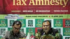 Direktur Eksekutif Cita Yustinus Prastowo (kiri) dan Anggota DPR-RI Fraksi PKB Cucun Ahmad Syamsurijal saat Mengurai Kontroversi RUU Pengampunan Pajak Tax Amnesty di ruang F-PKB, Jakarta, Selasa (19/4/2016). (Liputan6.com/Johan Tallo)