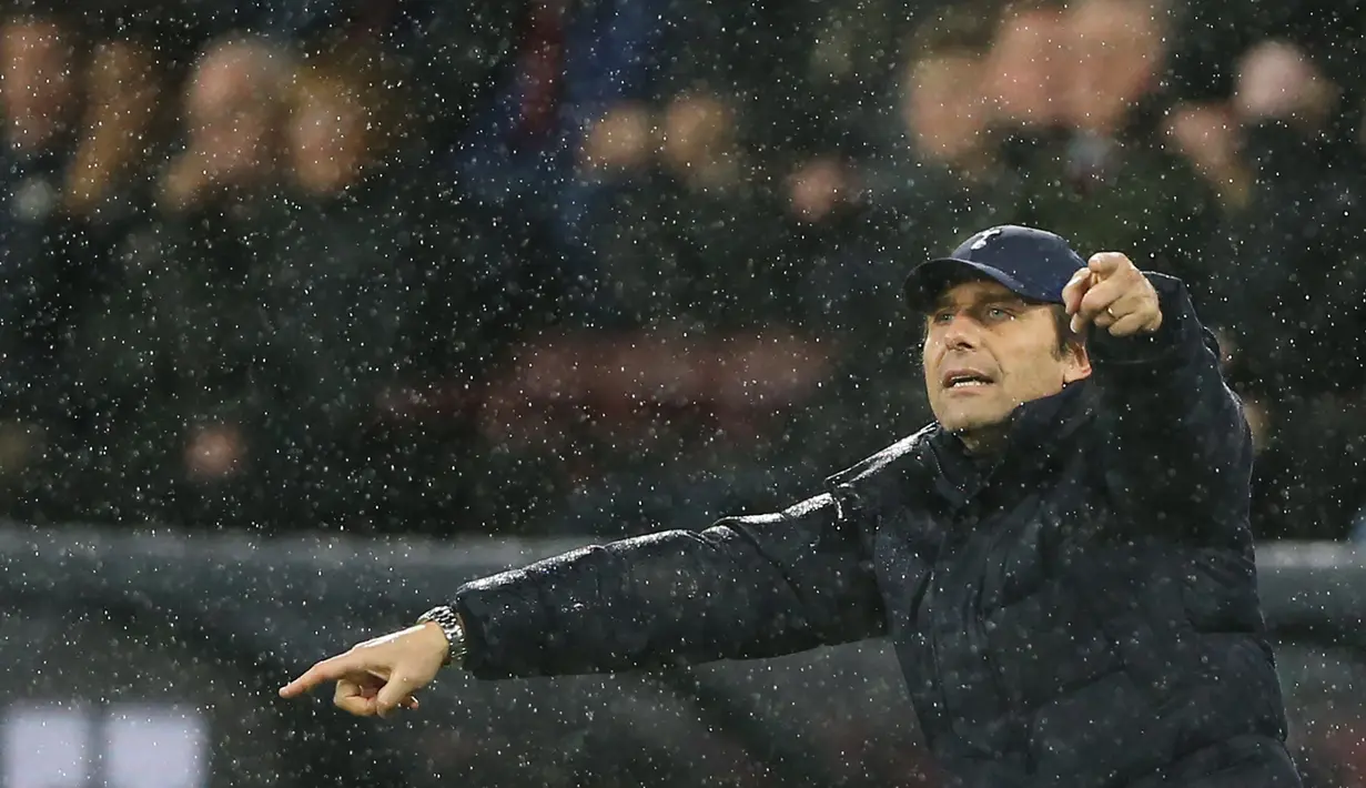 Pelatih Tottenham Hotspur, Antonio Conte menginstruksikan pemainnya saat bertanding melawan Burnley pada pertandingan lanjutan Liga Inggris di Stadion Turf Moor, Inggris, Kamis (24/2/2022). Burnley menang tipis atas Tottenham 1-0. (AFP/Nigel Roddis)