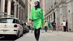 Memadukan busana berwarna hitam dan hijau, street style Olla Ramlan ini terlihat simpel namun juga anggun. Detail busana yang dipakai oleh wanita asal Banjarmasin ini pun terlihat cukup unik. (Liputan6.com/IG/@ollaramlan)