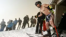 Peserta pria bersiap jelang aksi di "Naked Slalom Ski Race" di resor ski Steinach am Brenner, Austria, Sabtu (12/3/2016). Dalam pertandingan ini, setiap peserta diwajibkan bugil dan hanya memakai kain nomor saja. (Reuters/Dominic Ebenbichler)