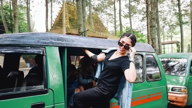 Artis cantik naik angkot (Instagram/@ussypratama)