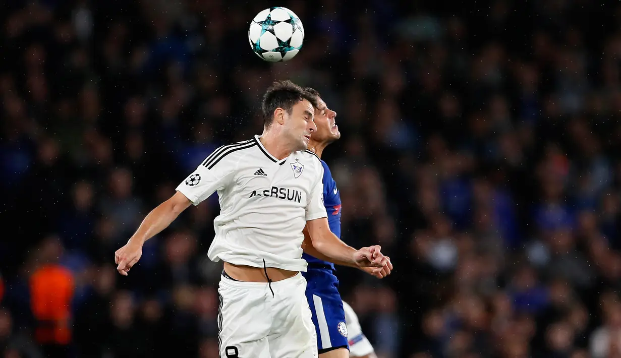 Pemain Qarabag, Michel berebut bola udara dengan bek Chelsea, Cesar Azpilicueta saat bertanding pada Grup C Liga Champions di Stamford Bridge, London, Inggris (12/9). Chelsea menang telak atas Qarabag 6-0. (AP Photo/Kirsty Wigglesworth)