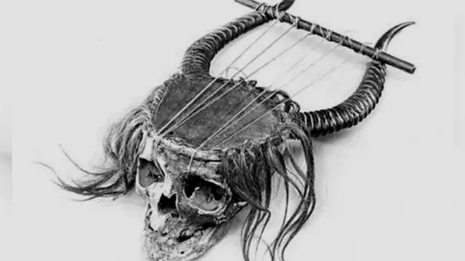 Alat musik Afrika Tengah, terbuat dari tengkorak manusia. (Sumber Met Museum)