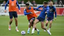 Bek Inggris James Justin (kiri) berebut bola dengan gelandang Inggris Jack Grealish (kanan) selama sesi latihan tim di stadion St George's Park di Burton-upon-Trent, Senin (30/5/2022). Timnas Inggris akan menjalani laga perdana Grup 3 League A UEFA Nations League dengan menghadapi Hungaria di Budapest pada Sabtu WIB, 4 Juni 2022. (Paul ELLIS/AFP)