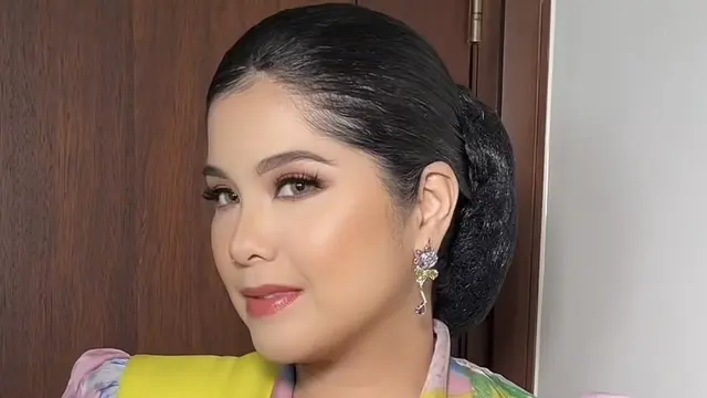 Annisa Pohan pakai perhiasaan di Acara Siraman Putri Dede Yusuf. [@barry_irawan]