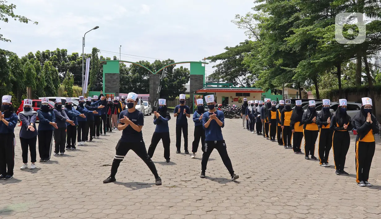 Mahasiswi Politeknik Kesehatan Jakarta III bertepuk tangan selama 56 detik pada Hari Kesehatan Nasional ke-56 di Jatiwarna, Bekasi, Jawa Barat, Kamis (12/11/2020). Kegiatan tersebut merupakan bentuk apresiasi terhadap tenaga medis yang berjuang selama pandemi COVID-19. (Liputan6.com/Herman Zakharia)