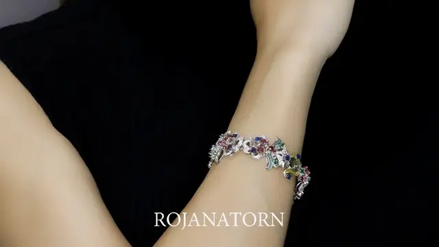 Gelang Rojanatorn yang dikenakan oleh Lisa Blackpink. Dok. Rojanatorn