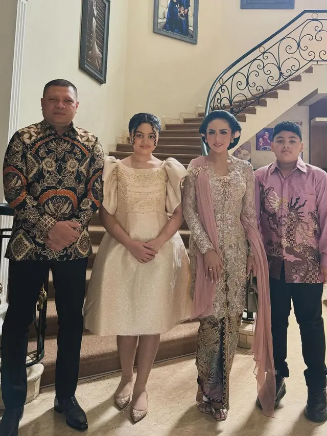 6 Potret Tampilan Keluarga Besar di Acara Lamaran Thariq Halilintar dan Aaliyah Massaid, Aurel Hermansyah Berkebaya Biru hingga Kris Dayanti