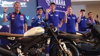 Pembalap binaan Yamaha Racing Indonesia, Galang Hendra bersama duo Monster Yamaha MotoGP, Maverick Vinales dan Valentino Rossi dalam meet and greet di Jakarta, Selasa (4/2/2020). (Bola.com/Hendry Wibowo)