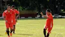 Pemain lawas Persija Jakarta, Ismed Sofyan (kanan) ikut belatih bersama di lapangan Yon Zikon 13/KE, Jakarta, (23/22/2014). (Liputan6.com/Helmi Fithriansyah)