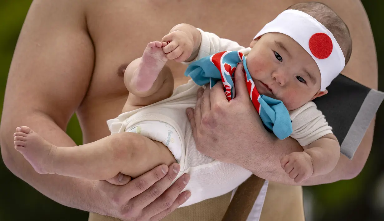 Pepatah Jepang juga mengatakan “Naku ko wa sodatsu” yang berarti “Bayi yang menangis akan tumbuh kuat.” (AFP/Yuichi Yamazaki)