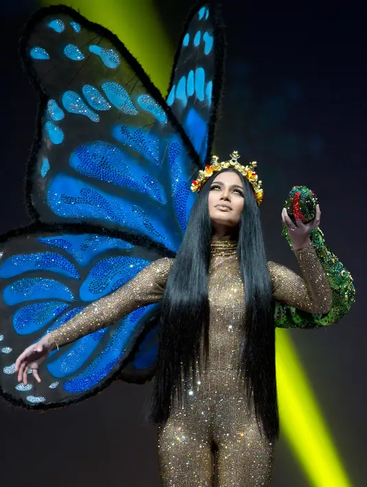 Miss Uruguay, Sofia Marrero menampilkan kostum nasionalnya selama National Costume Show Miss Universe 2018 di Chonburi, Thailand, Senin (10/12). 94 wanita cantik se-dunia berlomba menjadi yang terbaik di ajang Miss Universe 2018 (AP/Gemunu Amarasinghe)
