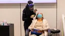 Sejumlah orang terlihat dalam sebuah salon rambut di Dublin, Irlandia, Senin (29/6/2020). Irlandia memasuki fase ketiga pencabutan pembatasan COVID-19, dengan mengizinkan lebih banyak bisnis kembali beroperasi dan memberikan kebebasan pergerakan lebih besar kepada masyarakat. (Xinhua)