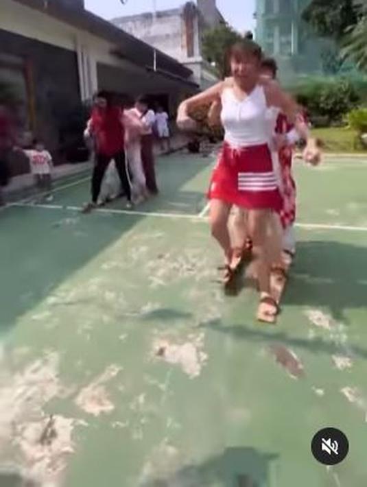 Ayu Dewi memeriahkan HUT RI ke-77 dengan mengikuti lomba bakiak bersama ibu-ibu lainnya. Ia berada di depan, dengan gayanya yang kocak Ayu pimpin timnya. (Foto: Instagram/@mrsayudewi)