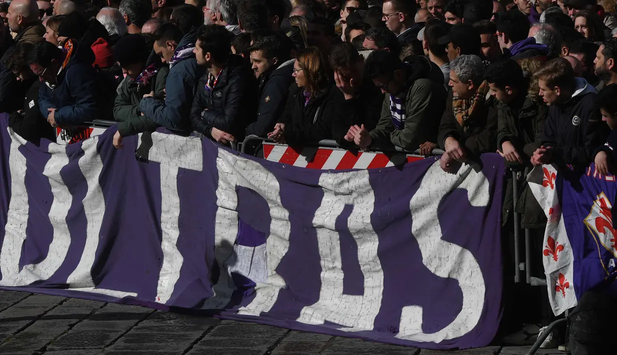 Suporter Fiorentina membentangkan spanduk saat mengantar jenazah kapten Fiorentina Davide Astori pada upacara pemakaman di Florence, Italia (8/3). Davide Astori meninggal pada usia 31 tahun. (AFP Photo/Filippo Monteforte)