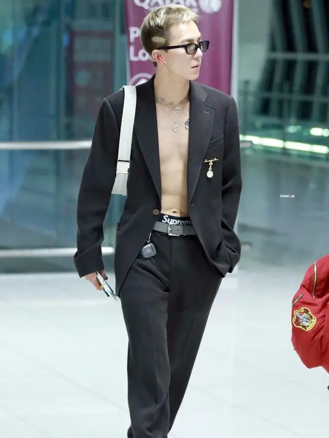 Mino Winner Pamer Dada di Bandara