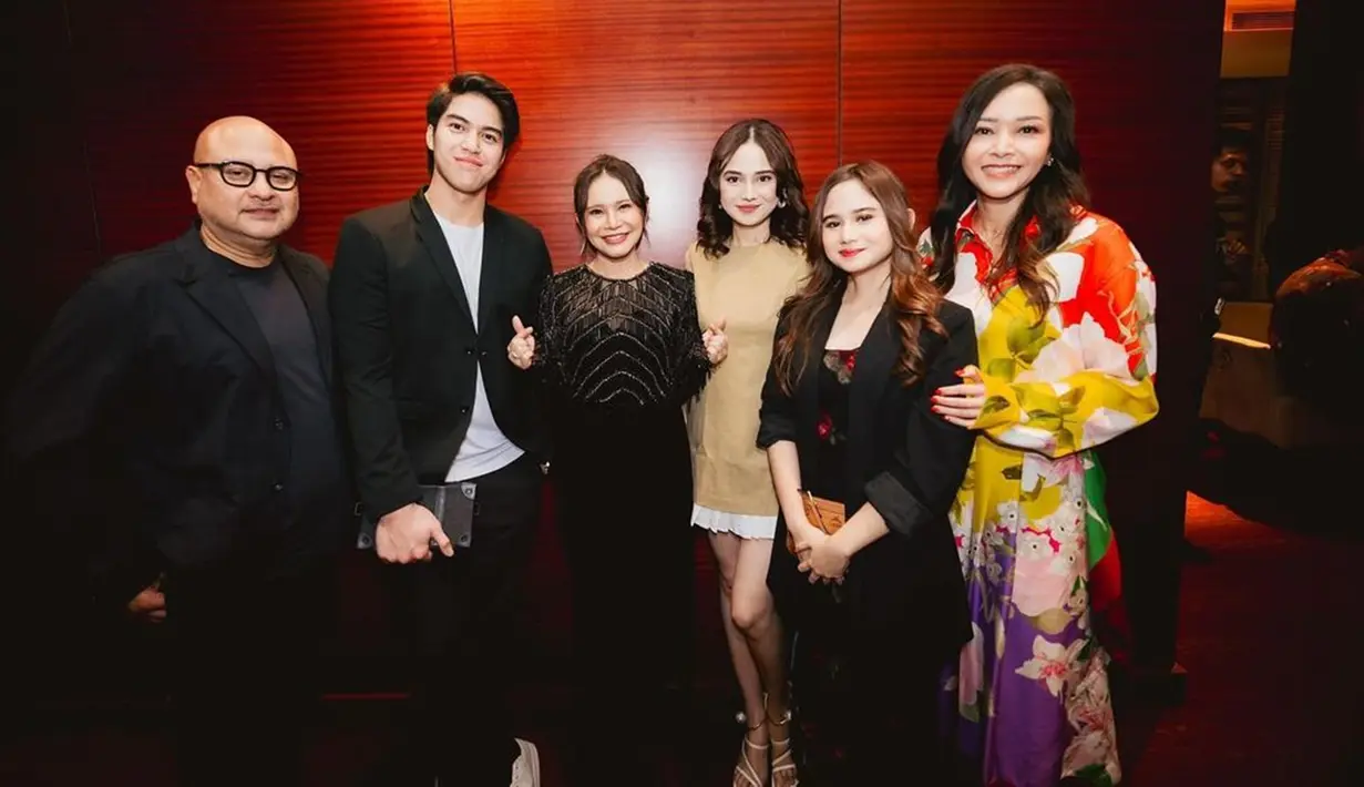 Bersama Rossa, tampak El dan Syifa berfoto bareng Tissa Biani, Maia Estianty dan Irwan Mussry. Pada momen ini, Syifa pun dikenalkan kepada Maia dan Irwan. Acara menonton bareng ini diunggah oleh El Rumi di feeds Instagram-nya. Menandai unggahan pertama El bersama Syifa, yang digadang-gadang sudah resmi go public. (Liputan6.com/IG/@elelrumi)