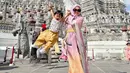 Penampilan seru Ria Ricis dan Moana. Ricis tampil dengan outfit colorful yang serasi dengan outfit manis yang dikenakan Moana. [Foto: Instagram/riaricis1795]