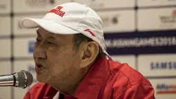 Atlet bridge Indonesia, Bambang Hartono, memberikan keterangan pers di JiExpo Kemayoran, Jakarta, Rabu (22/8/2018). Orang terkaya Indonesia itu optimis mampu sumbang medali emas Asian Games. (Bola.com/Vitalis Yogi Trisna)