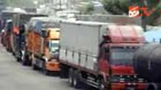 Lebih dari 3.000 truk tujuan Pulau Sumatra, Sabtu pagi, terjebak antrean sepanjang tiga kilometer di luar pintu Pelabuhan Merak, Banten. Antrean terjadi akibat jumlah kendaraan meningkatnya dan adanya perbaikan dermaga dan pembangunan fly over. 
