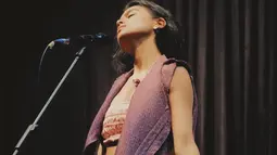 Momen pemeran sinetron 'Sherina' saat tampil dalam acara North Sumatra Jazz Festival di Medan 2018 silam. Putri Spohia Latjuba ini tampil modis dengan perpaduan crop top dan outer bewarna ungu. (Liputan6.com/IG/@evacelia)