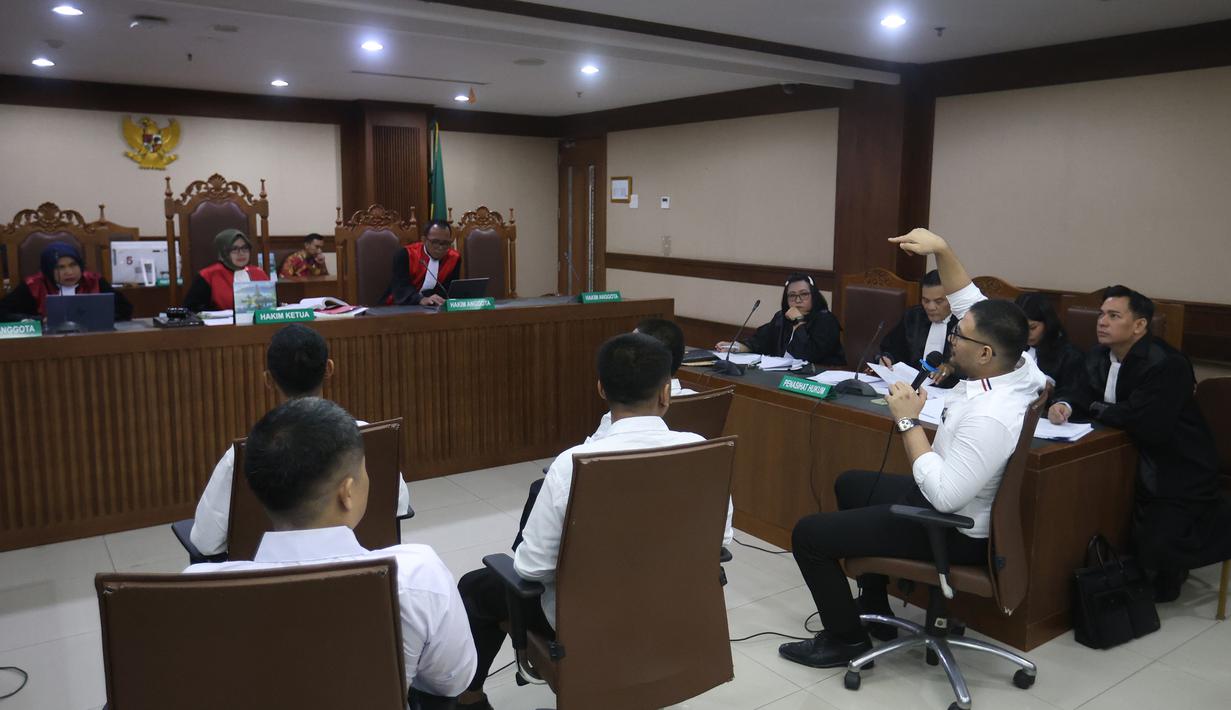 Dalam persidangan, Ammar Zoni mengungkap dirinya mengetahui keberadaan serta praktik peredaran narkoba di Rutan Salemba. Tampak dalam foto, terdakwa kasus dugaan peredaran narkotika di Rumah Tahanan (Rutan) Salemba, Ammar Zoni (kedua kanan) saat menjalani sidang lanjutan di Pengadilan Negeri Jakarta Pusat (PN Jakpus), Jakarta, Kamis (8/1/2026). (Kapanlagi.com/Budy Santoso)