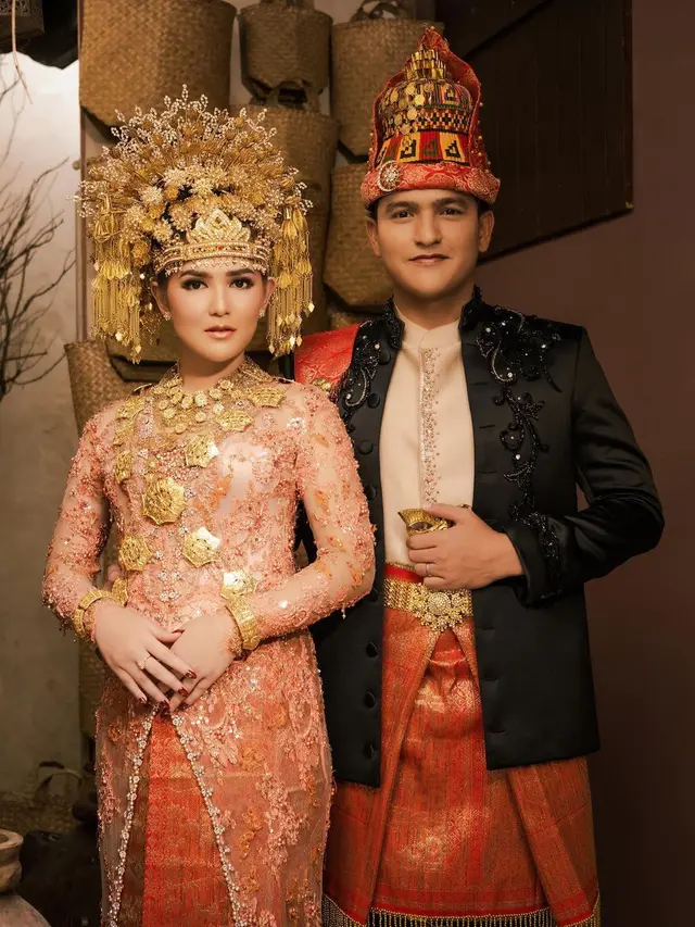 6 Potret Prewedding Masayu Clara dan Qausar Harta dengan Baju Adat, Tampil Serasi