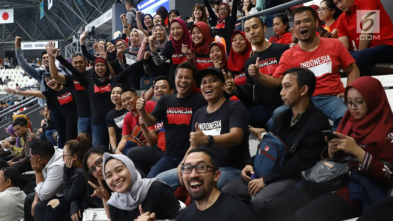 Aksi Suporter Dukung Kedua Tim Bola Voli Putra Asian Games 2018
