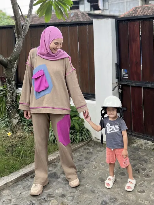 <p>Nyaman dengan one set, kali ini ia mengenakan one set cokelat dengan aksen kantung pink yang serasi dengan warna kerudungnya.&nbsp;(@zaskiadyamecca)</p>