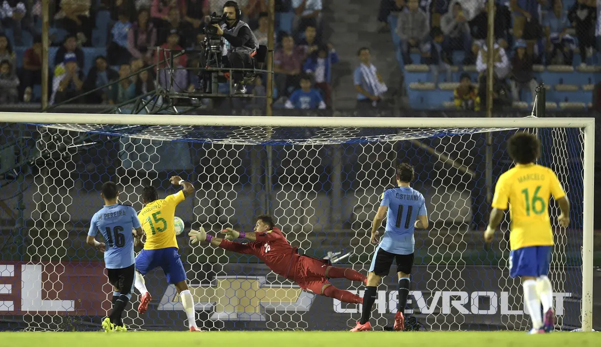 Gelandang Brazil, Paulinho, mencetak gol ke gawang Uruguay. Gol Paulinho lahir pada menit ke-19, 52 dan 90+2. (AFP/ Miguel Rojo)