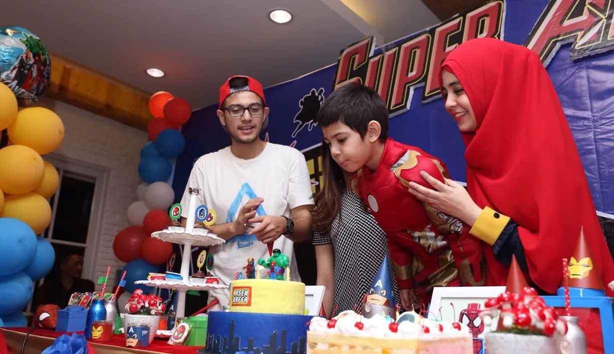 Dalam ulang tahun anaknya, Rifky datang bersama kekasihnya, Biby Alraen. (Andy Masela/Bintang.com)