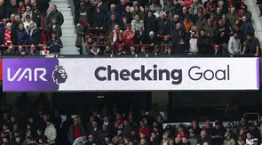 VAR (Video Assistant Referee) memeriksa kemungkinan adanya handball dalam proses terjadinya gol yang dicetak striker Brasil Manchester United, Matheus Cunha, pada pertandingan Liga Inggris antara Manchester United melawan Nottingham Forest di Old Trafford, Manchester, Inggris barat laut, Minggu (17/5/2026). (Darren Staples / AFP)