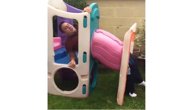 Potret 5 Orang Dewasa Terjebak di Arena Bermain Anak Ini Bikin Ngakak Tapi Kasihan