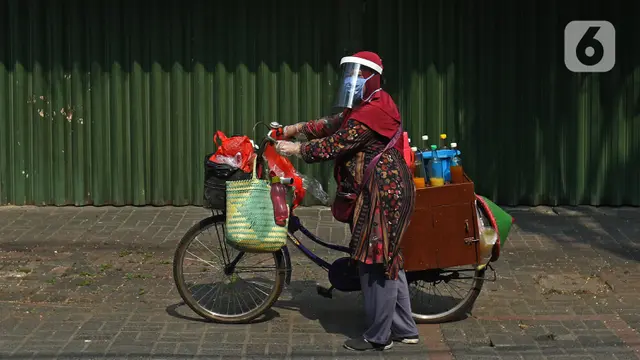 Tidar, Penjual Jamu Keliling yang Patuhi Protokol Kesehatan