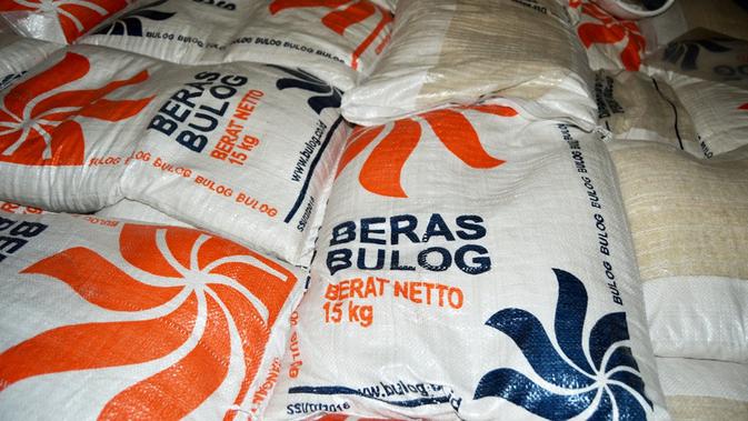 Para pedagang umum di beberapa pasar tradisional Bengkulu mulai merubah strategi dengan ikut menjual beras milik Bulog (Liputan6.com/Yuliardi Hardjo)