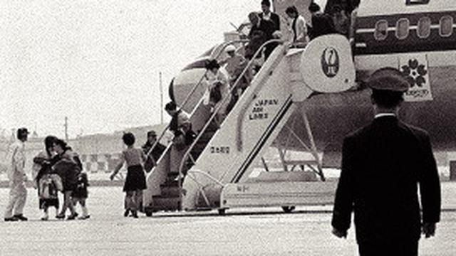 Para sandera meninggalkan Japan Airlines di Bandara Fukuoka pada Maret 1970. (npa.go.jp)