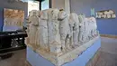 Patung yang rusak terlihat di museum di kota kuno Palmyra, Provinsi Homs, Suriah, 7 Februari 2021. Selain Palmyra dan Aleppo, kota kuno Damaskus dan Bosra juga mengalami kerusakan. (LOUAI BESHARA/AFP)