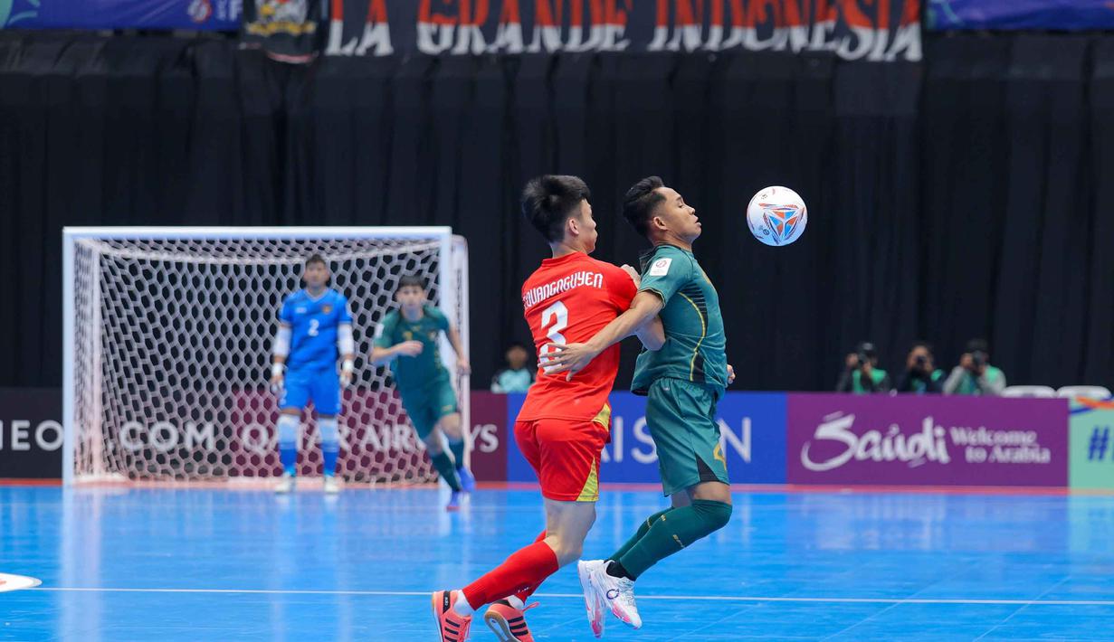 Laga kedua timnas langsung memanas sejak awal pertandingan di Indonesia Arena, Jakarta, Selasa (3/2/2026). Tampak dalam foto, pemain Timnas Futsal Indonesia, Mochammad Iqbal Rahmattulah (kanan) berduel dengan Tran Quang Nguyen (Vietnam) pada babak perempat final Piala Asia Futsal 2026 di Indonesia Arena, Kompleks Gelora Bung Karno, Senayan, Jakarta, Selasa (3/2/2026). (Bola.com/Bagaskara Lazuardi)