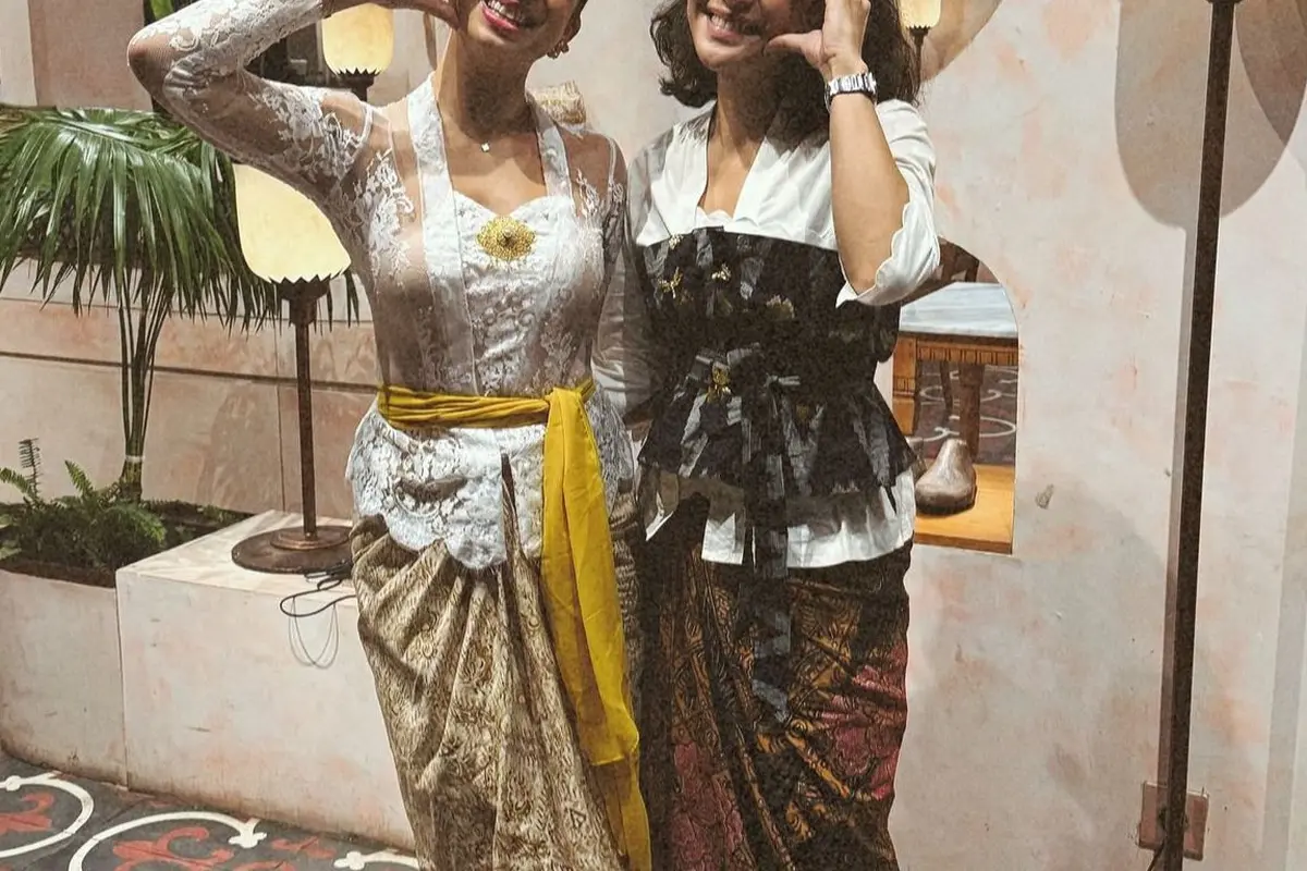 Jennifer Bachdim dan Dian Sastro memakai kebaya. (Instagram/@jenniferbachdim)