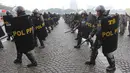 Satuan Polisi Pamong Praja menampilkan simulasi demo pertahanan dalam rangka perayan HUT Satpol PP ke-68 di Monas, Jakarta, Kamis (26/4). Gubernur DKI Anies Baswedan bertindak sebagai Inspektur Upacara HUT Satpol PP itu. (Liputan6.com/Arya Manggala)