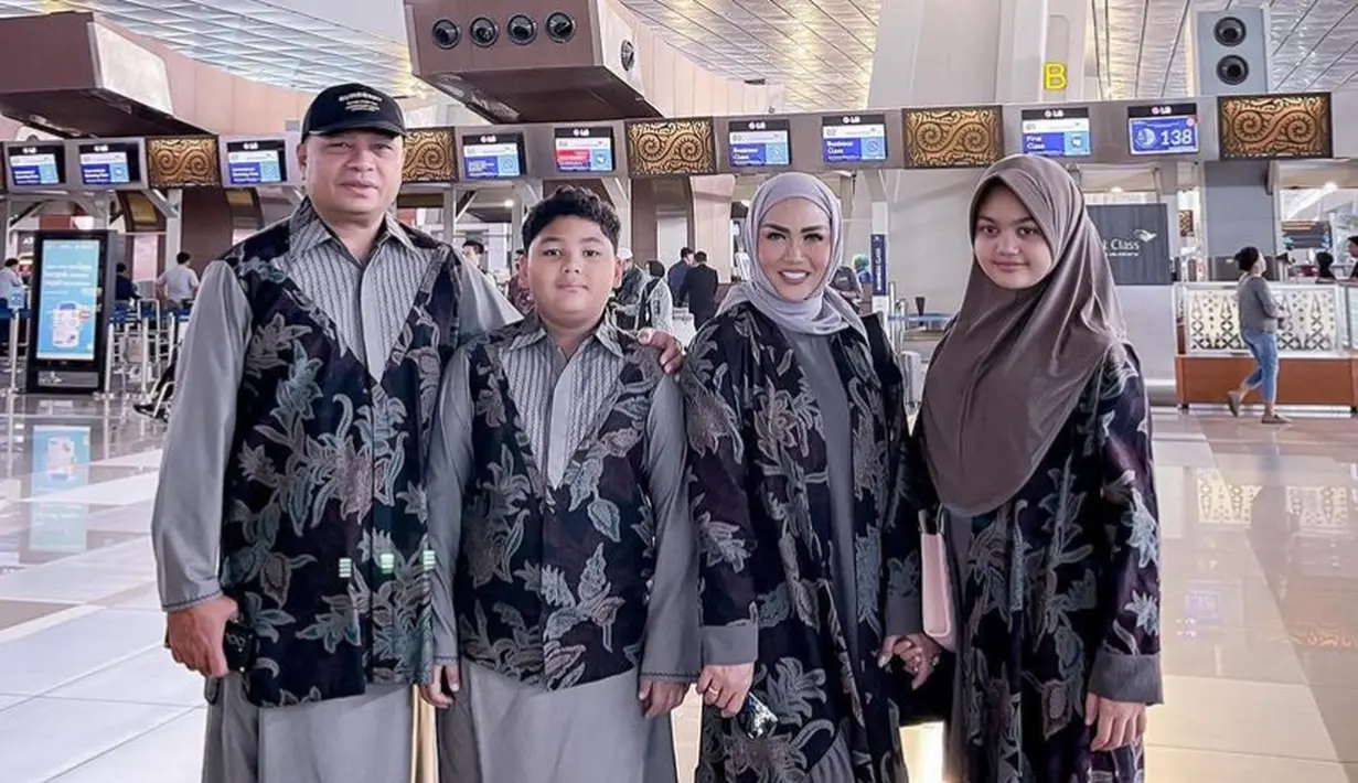 Krisdayanti dan Amora tampak kompak mengenakan gamis dengan luaran batik warna kehitaman. Krisdayanti mengenakan kerudung lilitnya, semenatara Amora mengenakan kerudung instan panjang. [@krisdayantilemos]