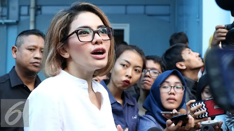 Nikita Mirzani, Dari Siraman Air Panas hingga Beragam Aksi Vulgar