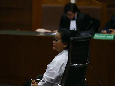 Mantan anggota Komisi II DPR Miryam S Haryani menjalani sidang perdana di Pengadilan Tipikor Jakarta, Kamis (13/7). Jaksa Penuntut Umum (JPU) KPK mendakwa Miryam S Haryani telah memberi keterangan palsu dalam persidangan e-KTP. (Liputan6.com/Helmi Afandi)